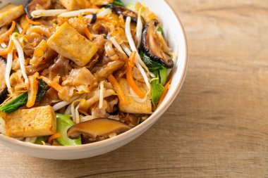 Tofu ve sebzeli kızarmış şehriye. Vejetaryen ve vejetaryen yemek tarzı.