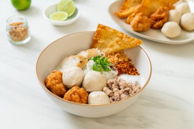 Balık köfteli ve karides köfteli baharatlı pirinç eriştesi. Asya usulü.