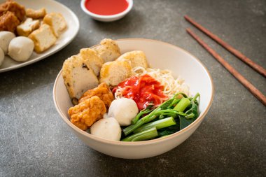 Balık köfteli erişte ve pembe soslu karides köftesi, Yen Ta Four veya Yen Ta Fo - Asya yemeği tarzı