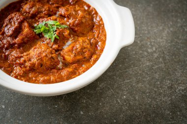 Hint usulü tavuk tikka masala baharatlı körili et yemeği roti veya naan ekmeği.