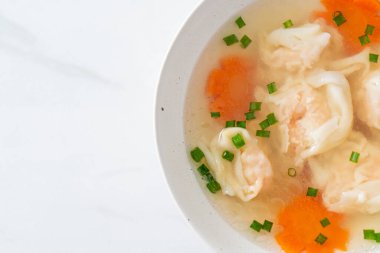 Beyaz kasede karides köftesi çorbası, Asya yemeği tarzı.