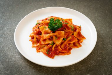 Maydanozlu domates soslu farfalle makarna. İtalyan yemek tarzı.