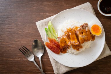 Pirinçli çıtır domuz eti ve barbekü sosu.