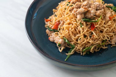 Tayland fesleğeni ve kıymalı Tayland usulü kızarmış erişte.