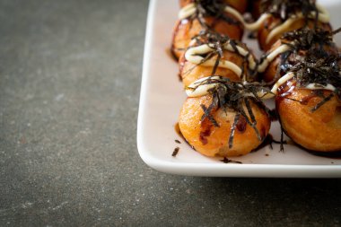 Takoyaki köftesi ya da ahtapot köftesi - Japon yemeği tarzı.
