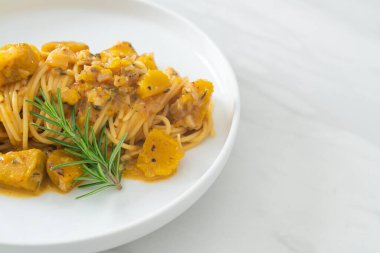 kabaklı spagetti makarna alfredo sosu - vegan ve vejetaryen yemek tarzı