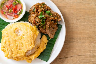 Kızarmış domuz eti ve baharatlı soslu yumurta, Asya usulü.