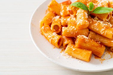 Domates soslu ve peynirli Rigatoni makarnası - geleneksel İtalyan makarnası