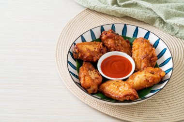 Balık soslu kızarmış tavuk kanadı.