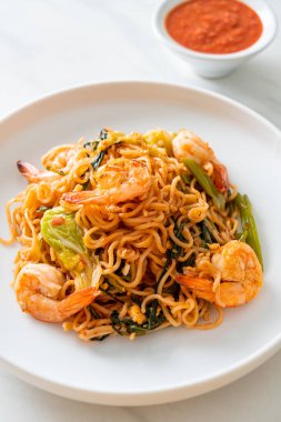 Karıştırılmış hazır erişteli sukiyaki, karidesli, Asya usulü.