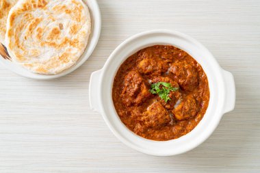 Hint usulü tavuk tikka masala baharatlı körili et yemeği roti veya naan ekmeği.