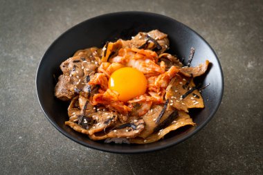 Kore usulü turşulu yumurta turşulu domuz bulgogi pirinç kasesi.