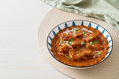 Hint usulü tavuk tikka masala baharatlı körili et yemeği.