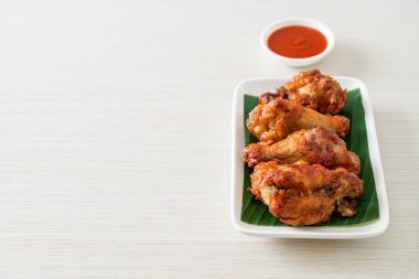 Balık soslu kızarmış tavuk budu.