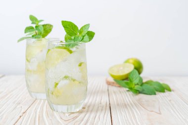 Naneli buzlu limonlu soda, ferahlatıcı içecek.