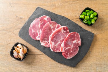 Taze domuz boyunlu ya da yakalı domuz eti ve terbiye edilecek malzemeler.