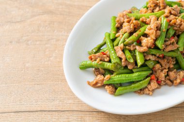 Kızarmış Fransız fasulyesi ya da kıymalı yeşil fasulye. Asya usulü.