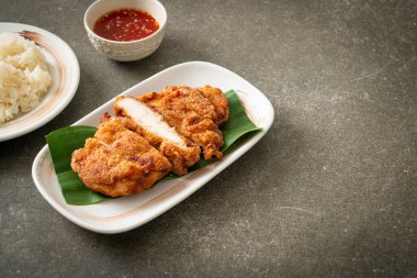 Yapışkan pirinç ve baharatlı tatlı soslu kızarmış tavuk.