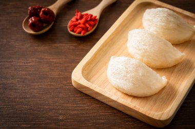 Taze yenebilir kuş yuvası ya da kırlangıç yuvası hammadde mutfağı sağlıklı yiyecekler için pahalı yiyecekler..