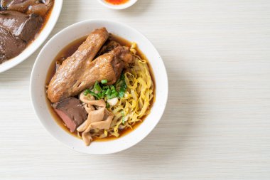 Kahverengi çorbada haşlanmış ördek ve haşlanmış yumurtalı şehriye Asya yemeği.