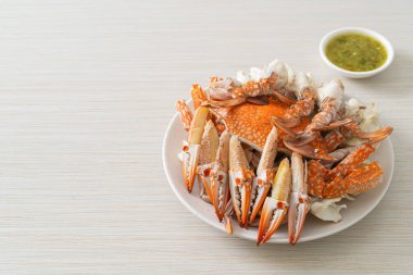 Baharatlı deniz ürünleri soslu haşlanmış mavi yengeç. Deniz ürünleri tarzı.