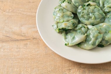 Soslu buğulanmış frenk soğanı. Asya usulü.