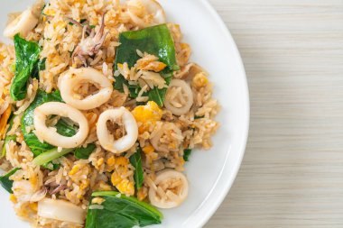 Kalamar ya da ahtapotlu pilav. Kalamar, yumurta ve lahana ile kızartılmış pilav.