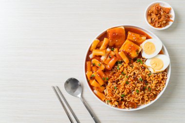Kore usulü hazır erişte, pirinç keki, balık köftesi ve haşlanmış yumurta, Rabokki, Kore usulü.