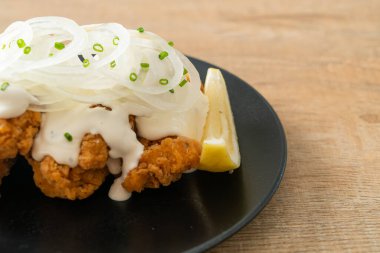 Kore usulü kremalı soğan soslu kar soğanı tavuğu ya da kızarmış tavuk.