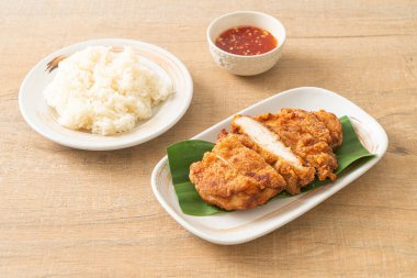 Yapışkan pirinç ve baharatlı tatlı soslu kızarmış tavuk.