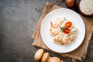 İtalyan pilavı ve beyaz tabakta karides.