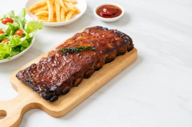 Barbekü soslu ızgara pirzola ve domuz pirzolası.