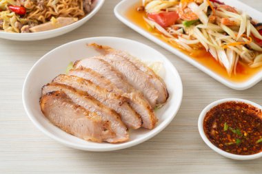 Tayland usulü ızgara domuz budu soslu Tayland yemeği.