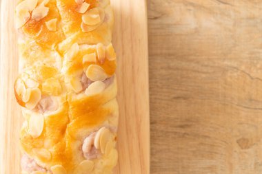 Tahtada nefis taro ekmeği.