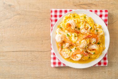 Karidesli ev yapımı kremalı omlet veya çırpılmış yumurta ve karides.