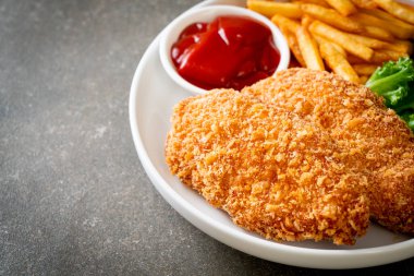 Kızarmış tavuk göğsü fileto biftek yanında patates kızartması ve ketçap.