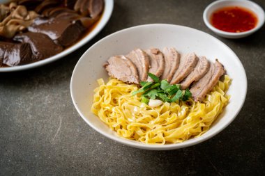 Beyaz kasede kurutulmuş ördek eriştesi. Asya usulü.