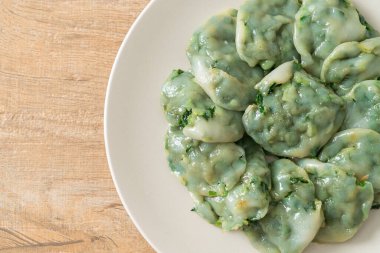 Soslu buğulanmış frenk soğanı. Asya usulü.