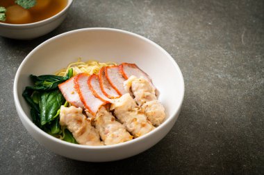 Barbekü Kırmızı Domuz eti ve Asya usulü Çorbalı Wonton Eriştesi.