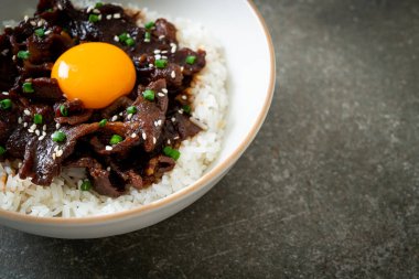 Soya aromalı pilav veya Japon Pork Donburi kasesi - Asya yemeği tarzı