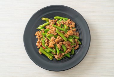 Kızarmış Fransız fasulyesi ya da kıymalı yeşil fasulye. Asya usulü.