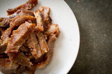 Izgara domuz boynu ya da Tayland baharatlı soslu kömür kaynayan domuz boynu.
