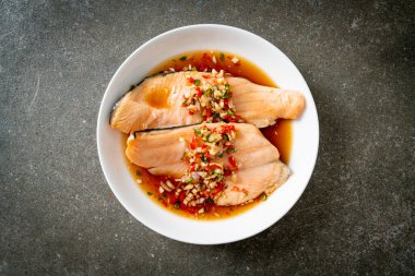 Yuzu Ponzu soslu haşlanmış alabalık veya somon balığı.