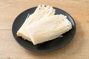 taze enoki mantarı ya da tabakta altın iğne mantarı