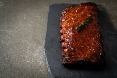 Barbekü soslu ızgara pirzola ve domuz pirzolası.