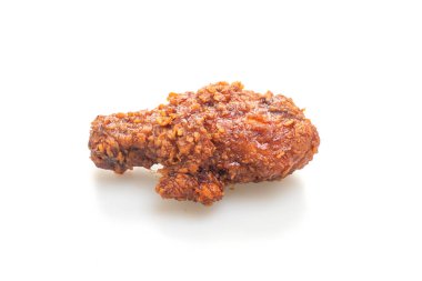 Beyaz arka planda, baharatlı Kore soslu kızarmış tavuk.