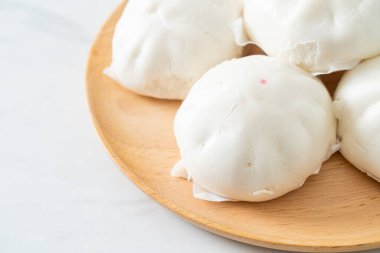 Tahta tabakta buğulanmış çörek Çin yemeği tarzı.