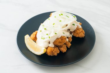 Kore usulü kremalı soğan soslu kar soğanı tavuğu ya da kızarmış tavuk.