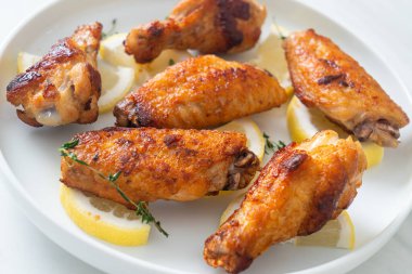 kekikli kızarmış limonlu tavuk kanadı.