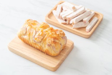 Tahtada nefis taro ekmeği.